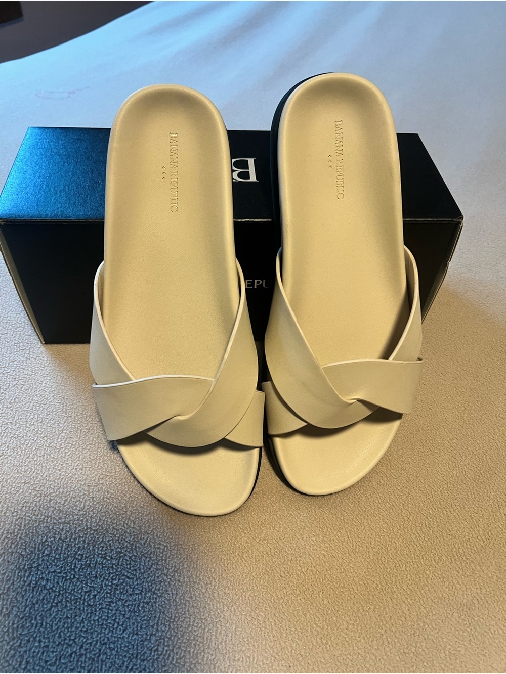 Banana Republic Cream Cross-Front Slide Sandals